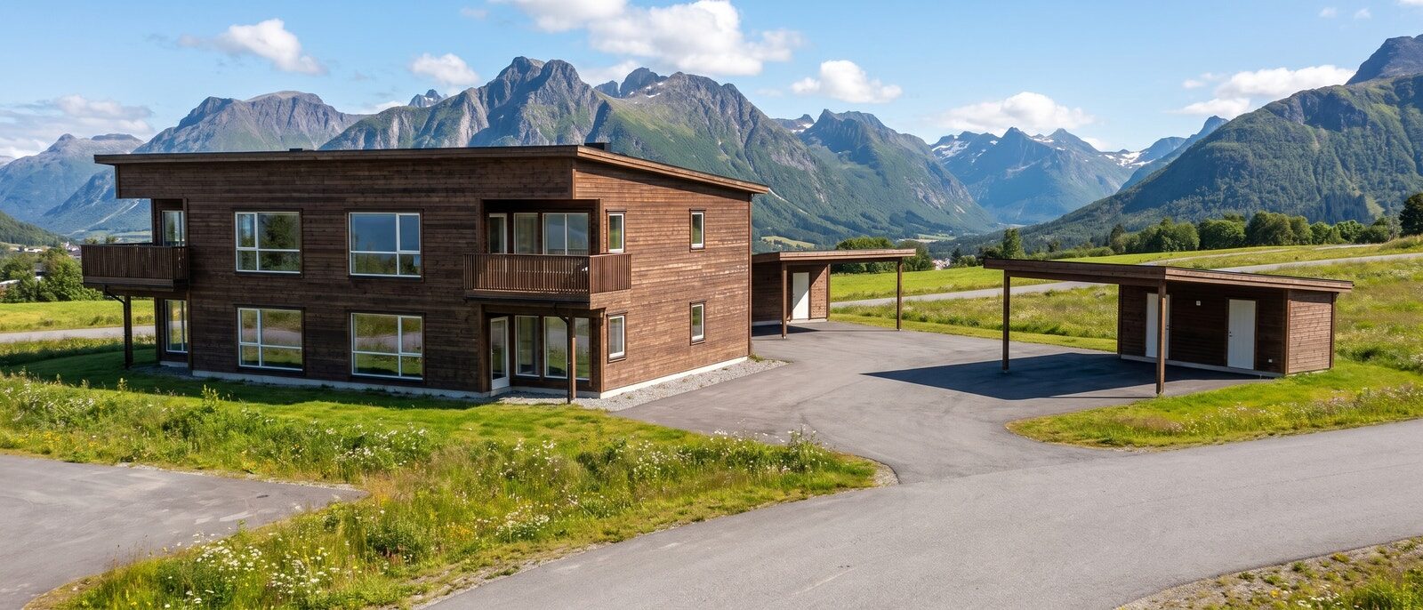 Firemannsbolig på Fjellfoten i Isfjorden med Romsdalsfjella i bakgrunnen